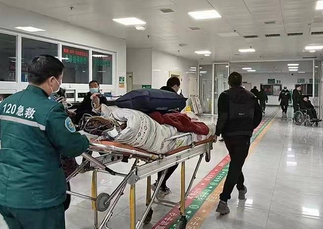 宁强天津医院急诊人员冒着风雪抢救患者