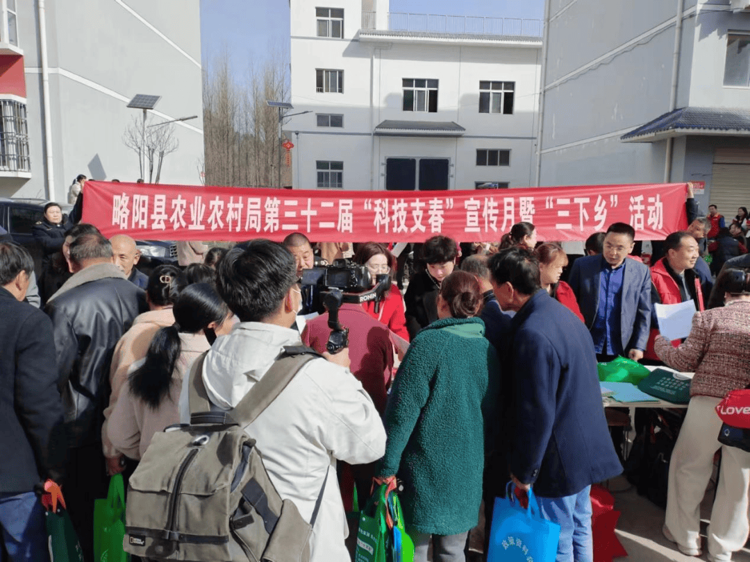 略阳县农业农村局积极参加“科技之春”宣传月活动